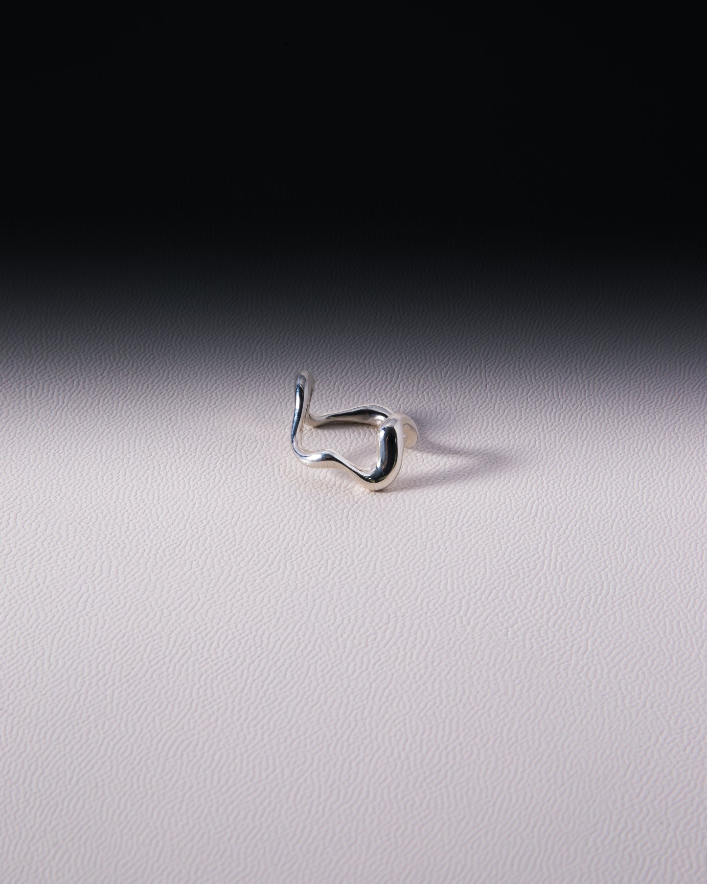 Anillo de Plata con Ondas fondo Blanco