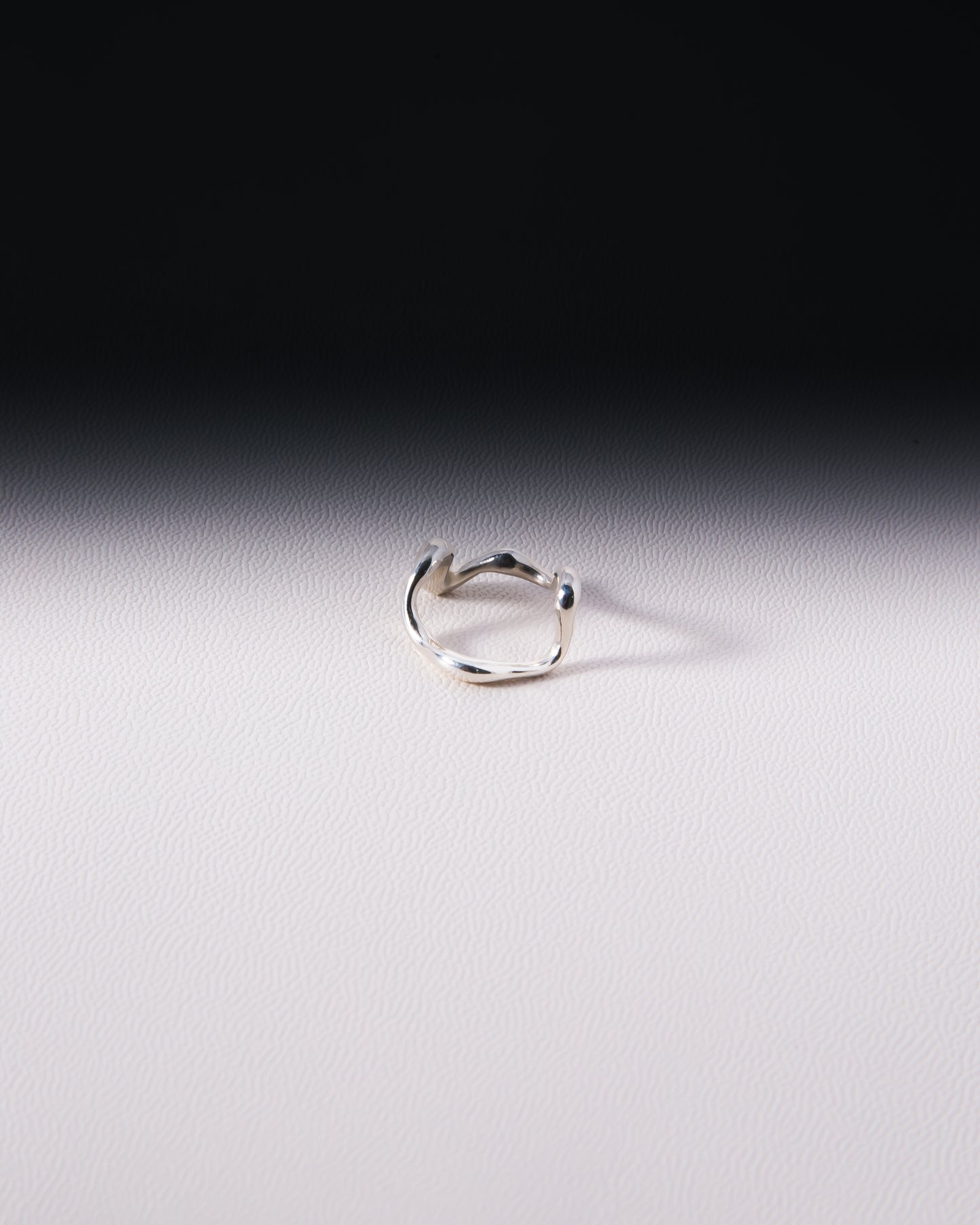 Anillo de Plata con Ondas Fondo Blanco 2