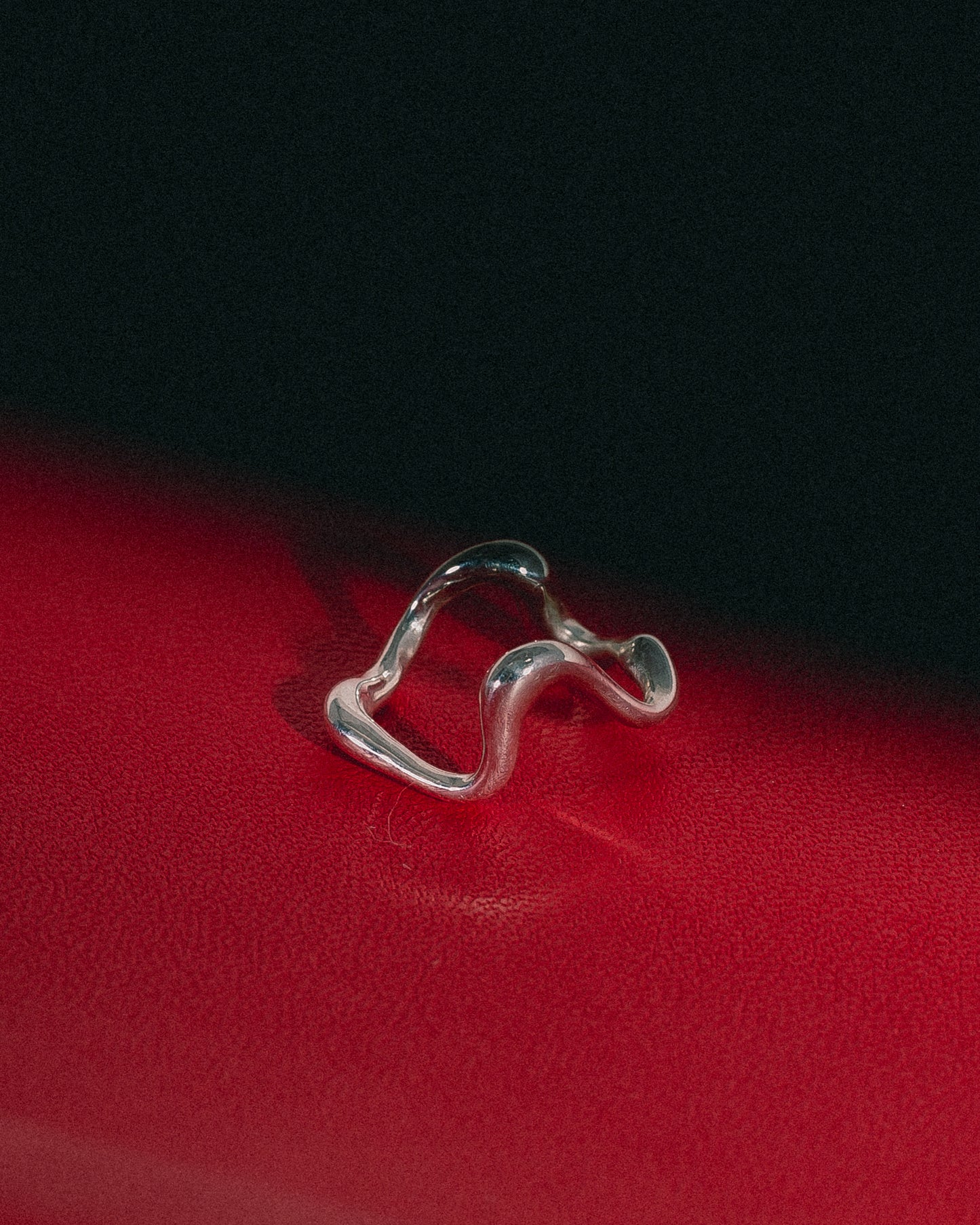 Anillo de Plata con Ondas fondo rojo