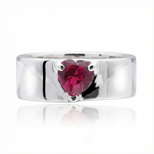 Anillo de plata 925 con una piedra color rojo tinto en forma de corazon, el anillo esta acostado