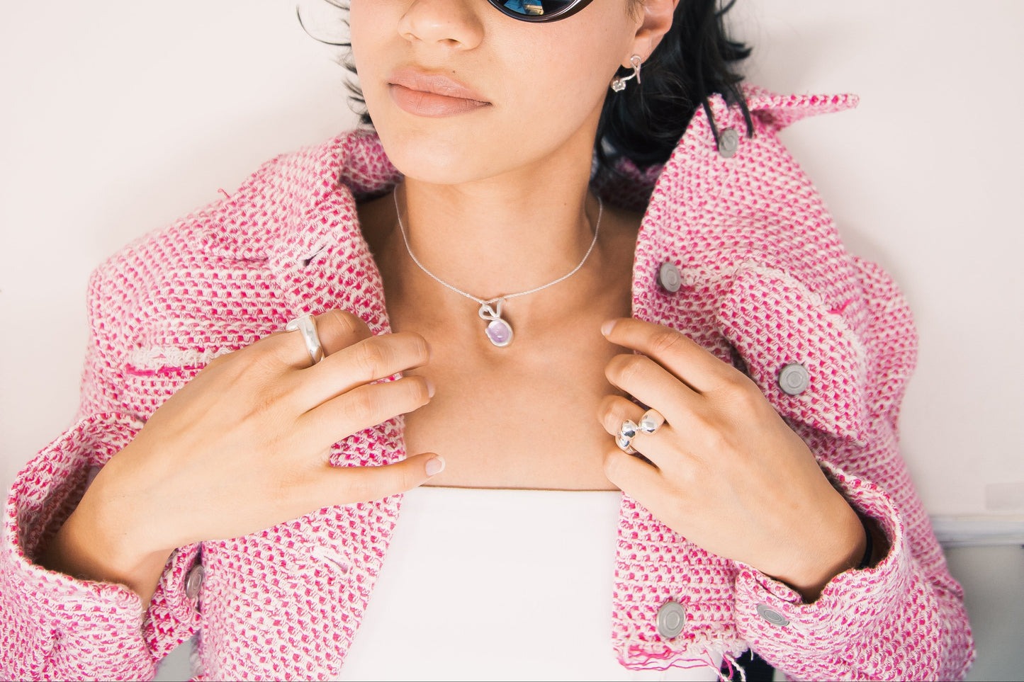 Modelo Completo con Collar de Plata con Piedra Amatisa