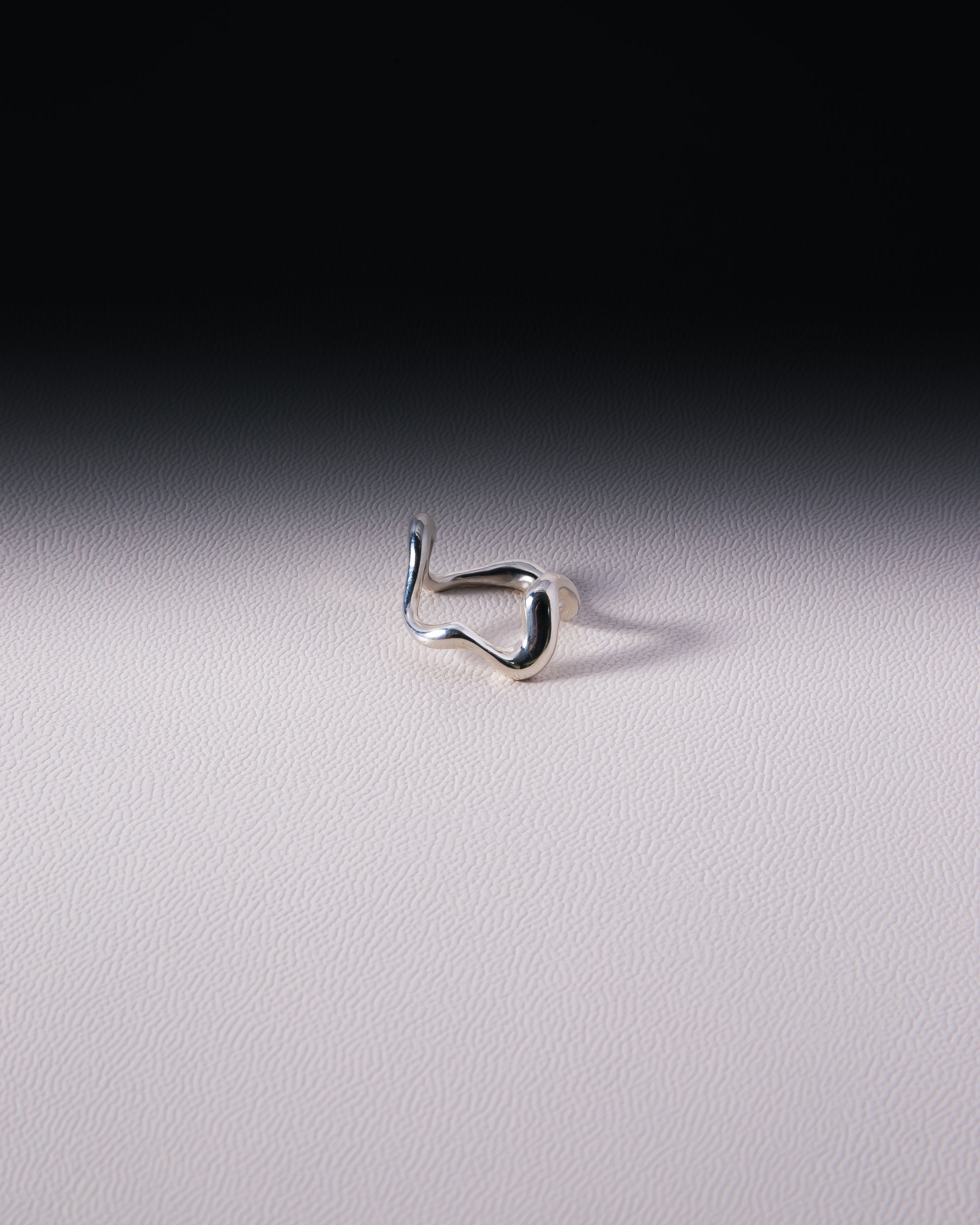 Anillo de Plata con Ondas fondo Blanco