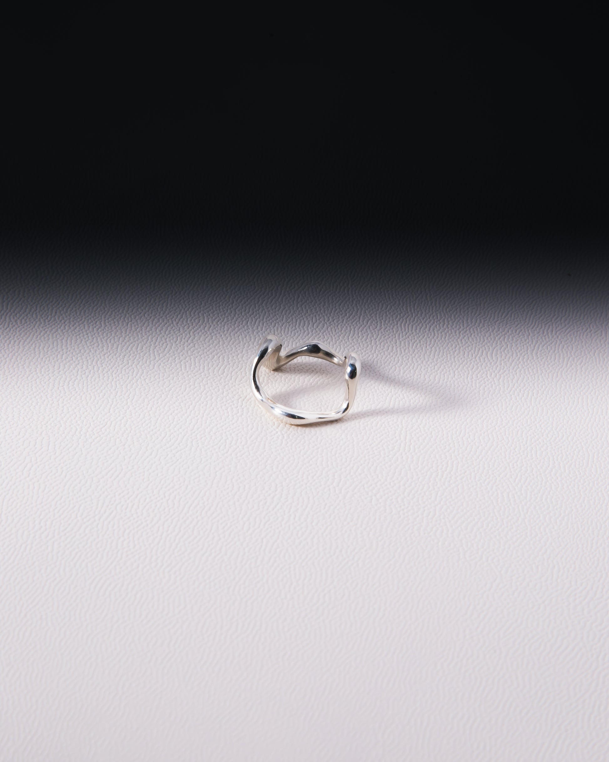 Anillo de Plata con Ondas Fondo Blanco 2