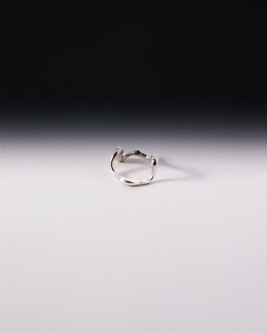 Anillo de Plata con Ondas Fondo Blanco 2