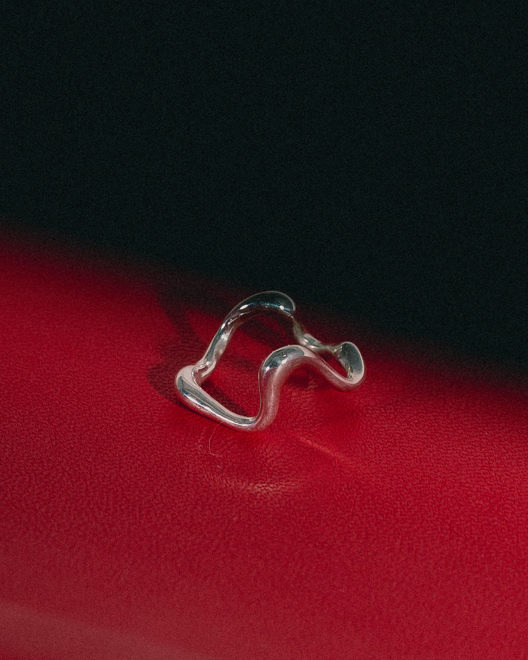 Anillo de Plata con Ondas fondo rojo