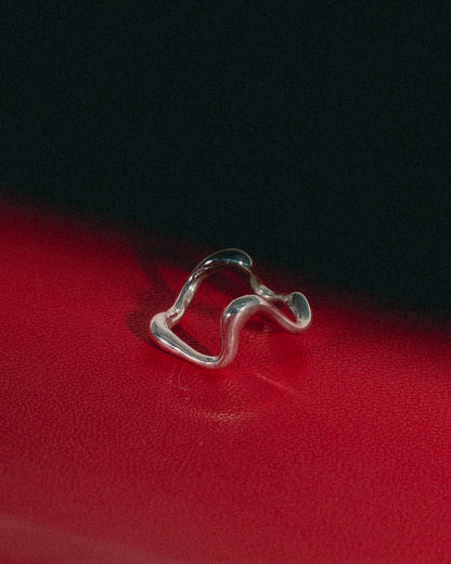Anillo de Plata con Ondas fondo rojo