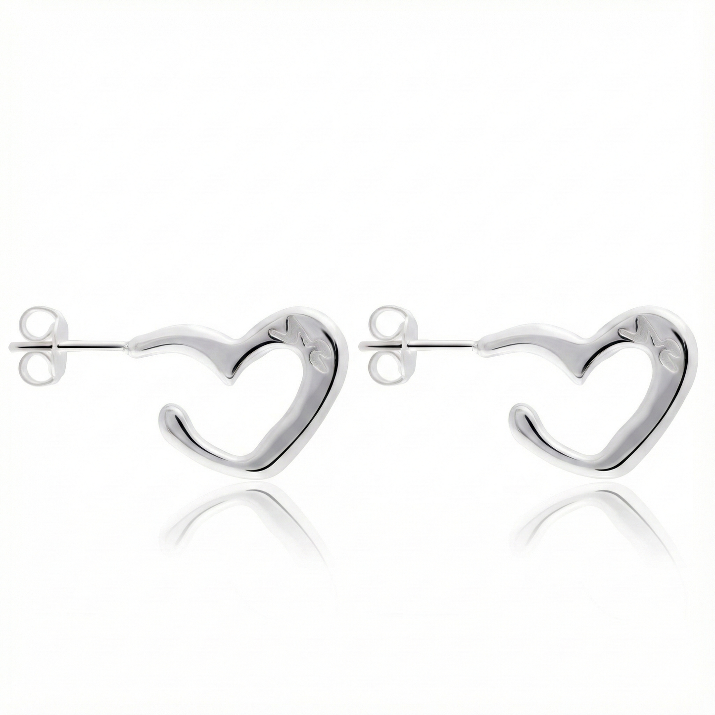 Aretes de Plata 925 con forma de Corazon de lado