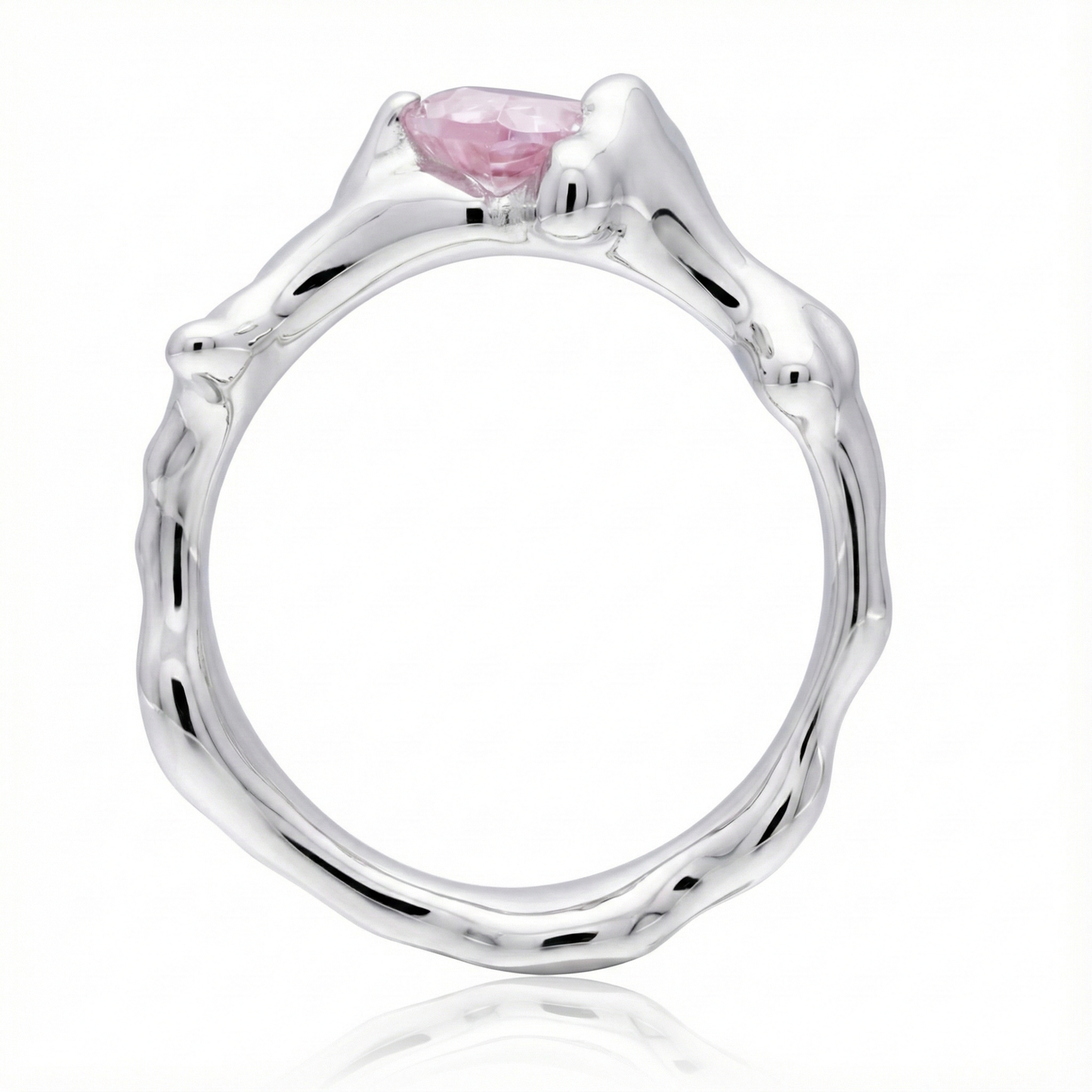 Anillo Plata 925 con piedra rosa encima del modelo dripping love parado