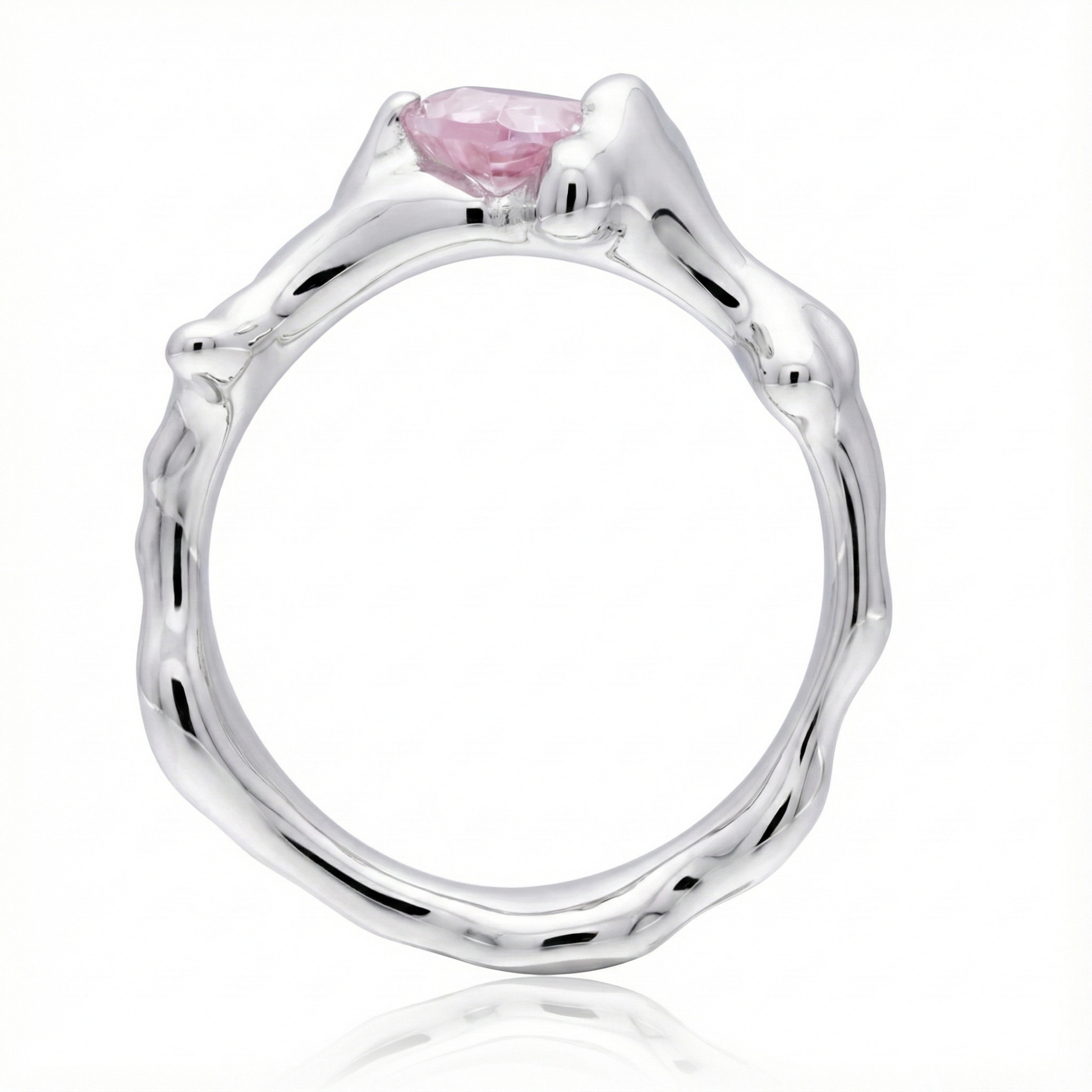 Anillo Plata 925 con piedra rosa encima del modelo dripping love parado