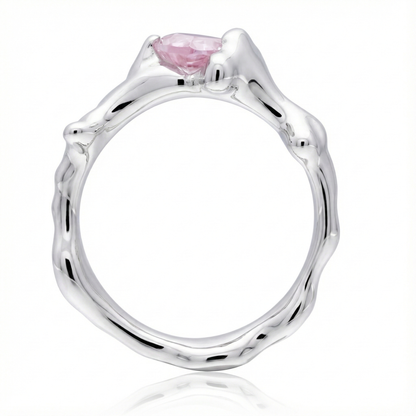 Anillo Plata 925 con piedra rosa encima del modelo dripping love parado
