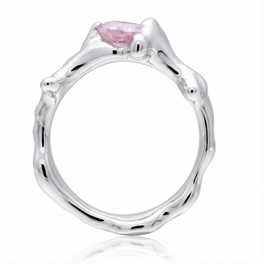 Anillo Plata 925 con piedra rosa encima del modelo dripping love parado