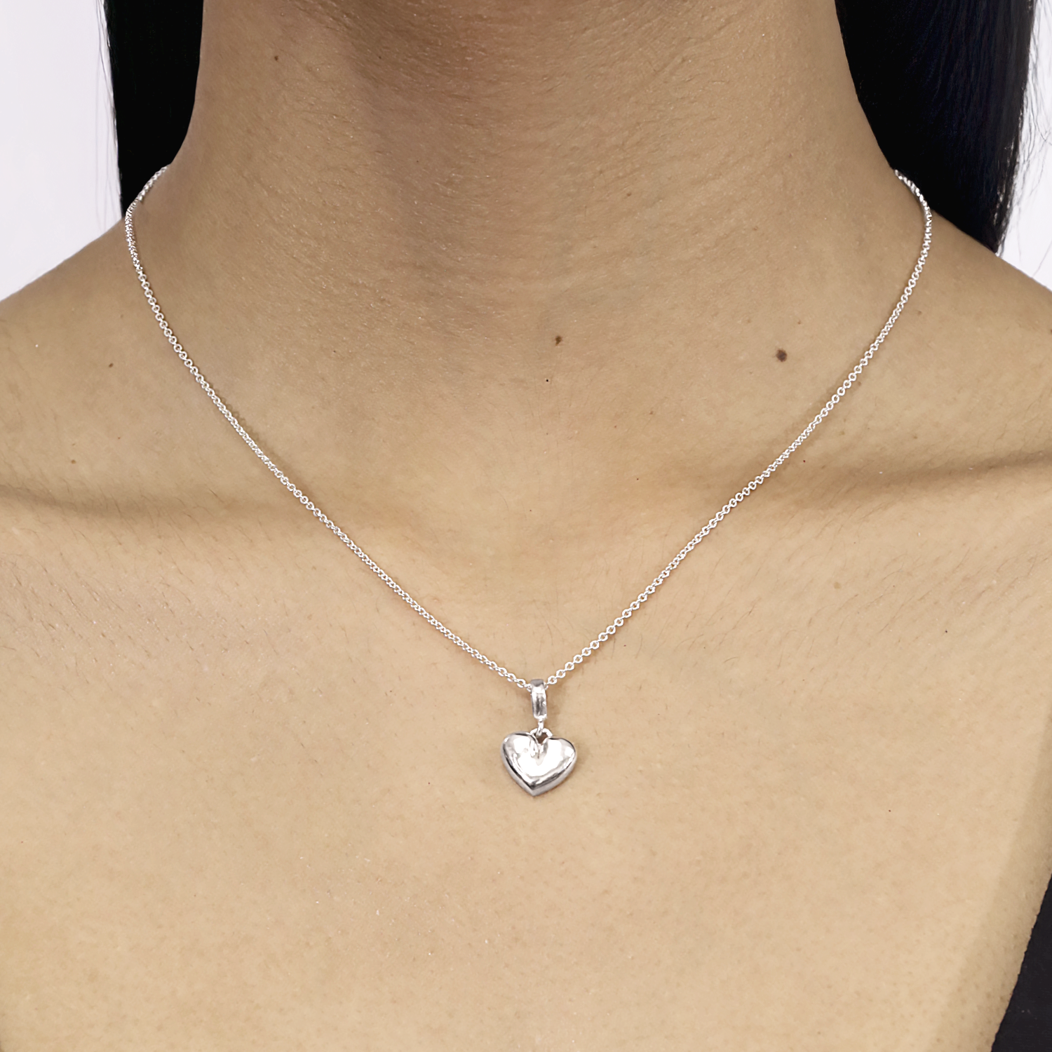 Model foto with necklace dulce corazon