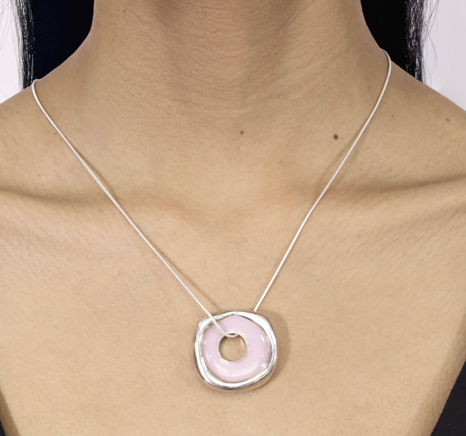 Model photo with necklace Jelly