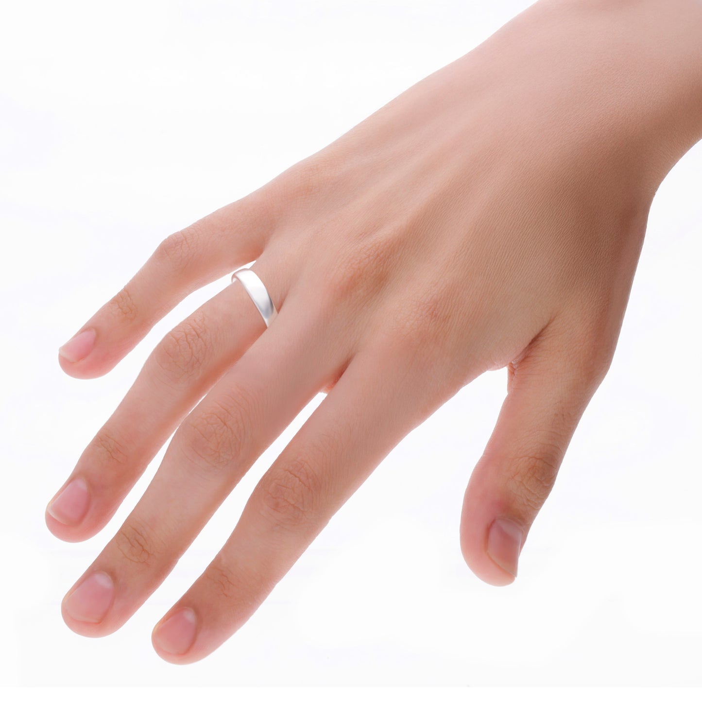 Foto de mano con anillo Simple Latch puesto