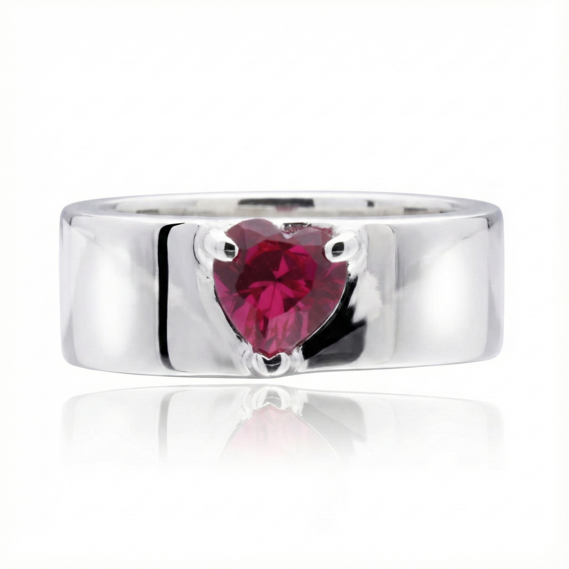 Anillo de plata 925 con una piedra color rojo tinto en forma de corazon, el anillo esta acostado