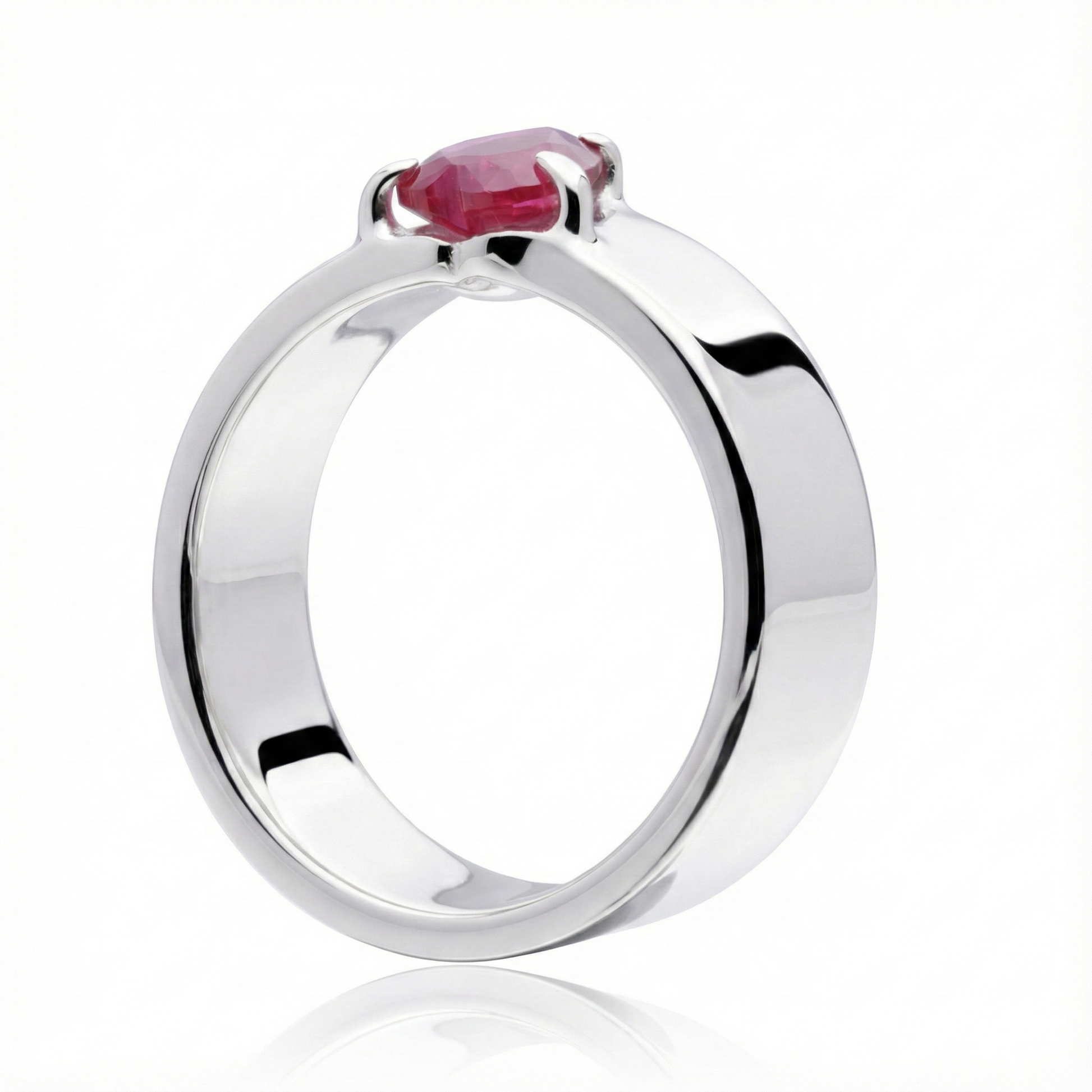 Anillo de plata 925 con una piedra color rojo tinto en forma de corazon, el anillo esta en angulo parado
