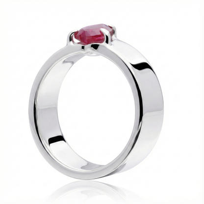 Anillo de plata 925 con una piedra color rojo tinto en forma de corazon, el anillo esta en angulo parado