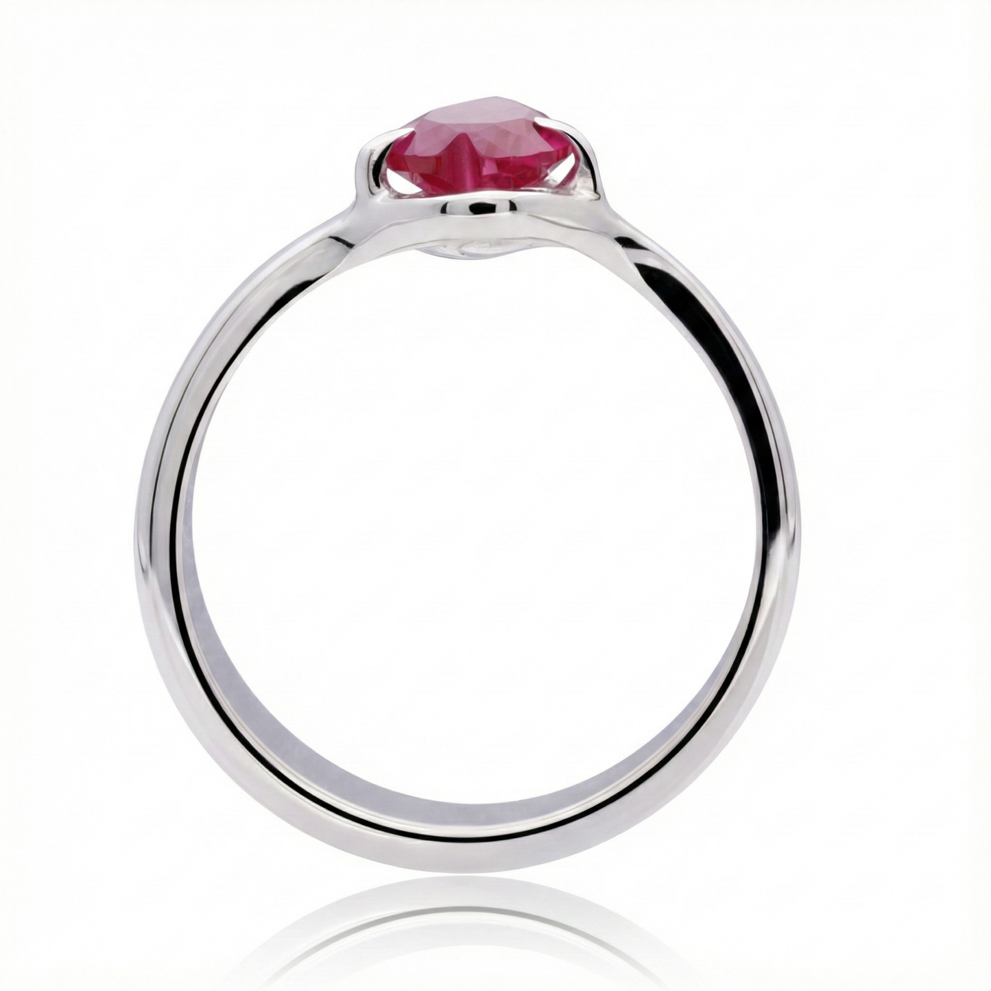 Anillo de plata 925 con una piedra color rojo tinto en forma de corazon, el anillo esta parado