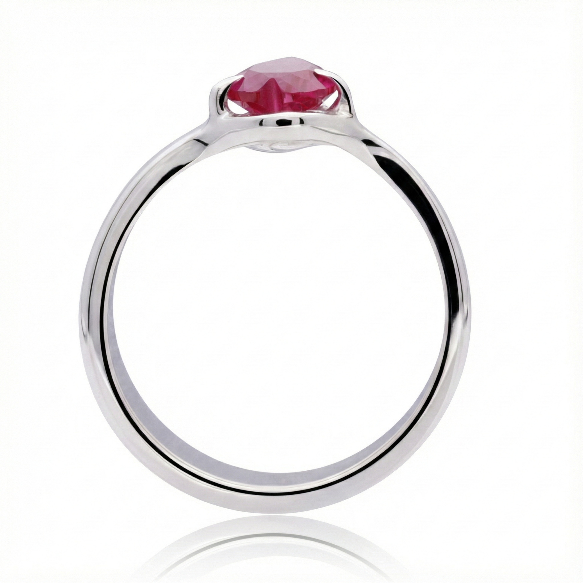 Anillo de plata 925 con una piedra color rojo tinto en forma de corazon, el anillo esta parado