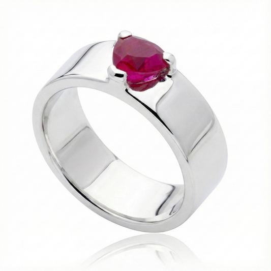 Anillo de plata 925 con una piedra color rojo tinto en forma de corazon, el anillo esta en angulo