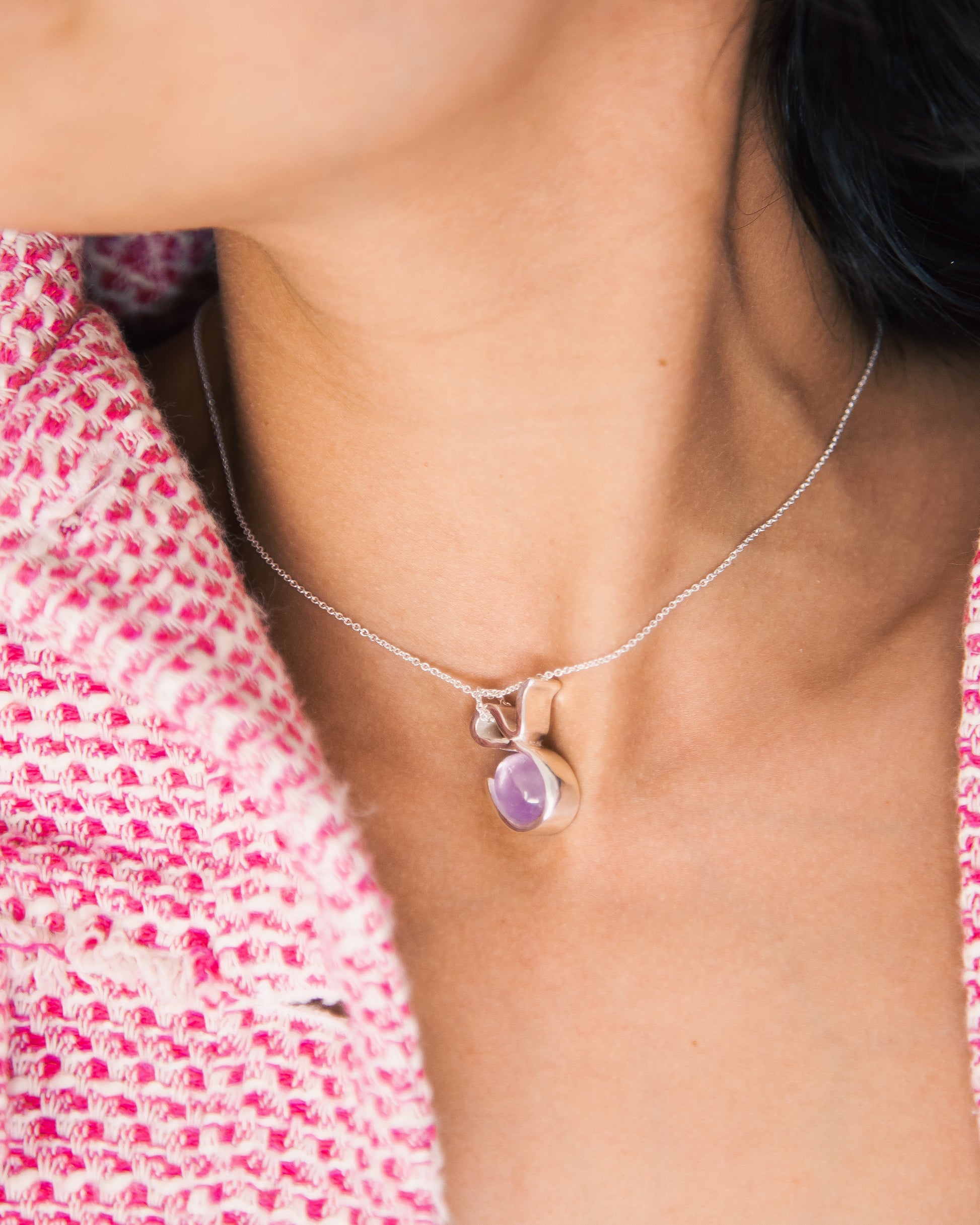 Modelo con Collar de Plata con Piedra Amatistsa