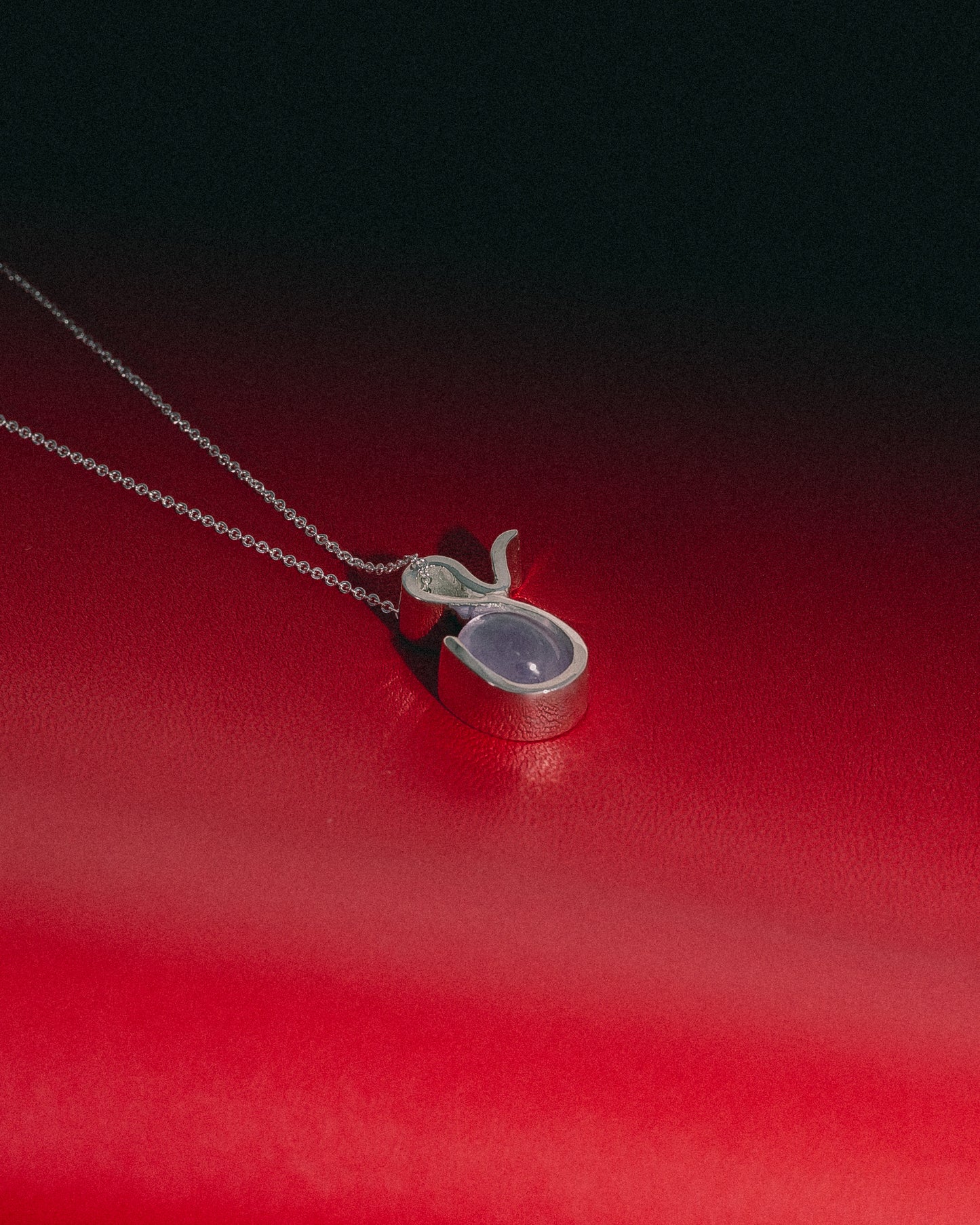 Collar de Plata con piedra Amatista fondo rojo
