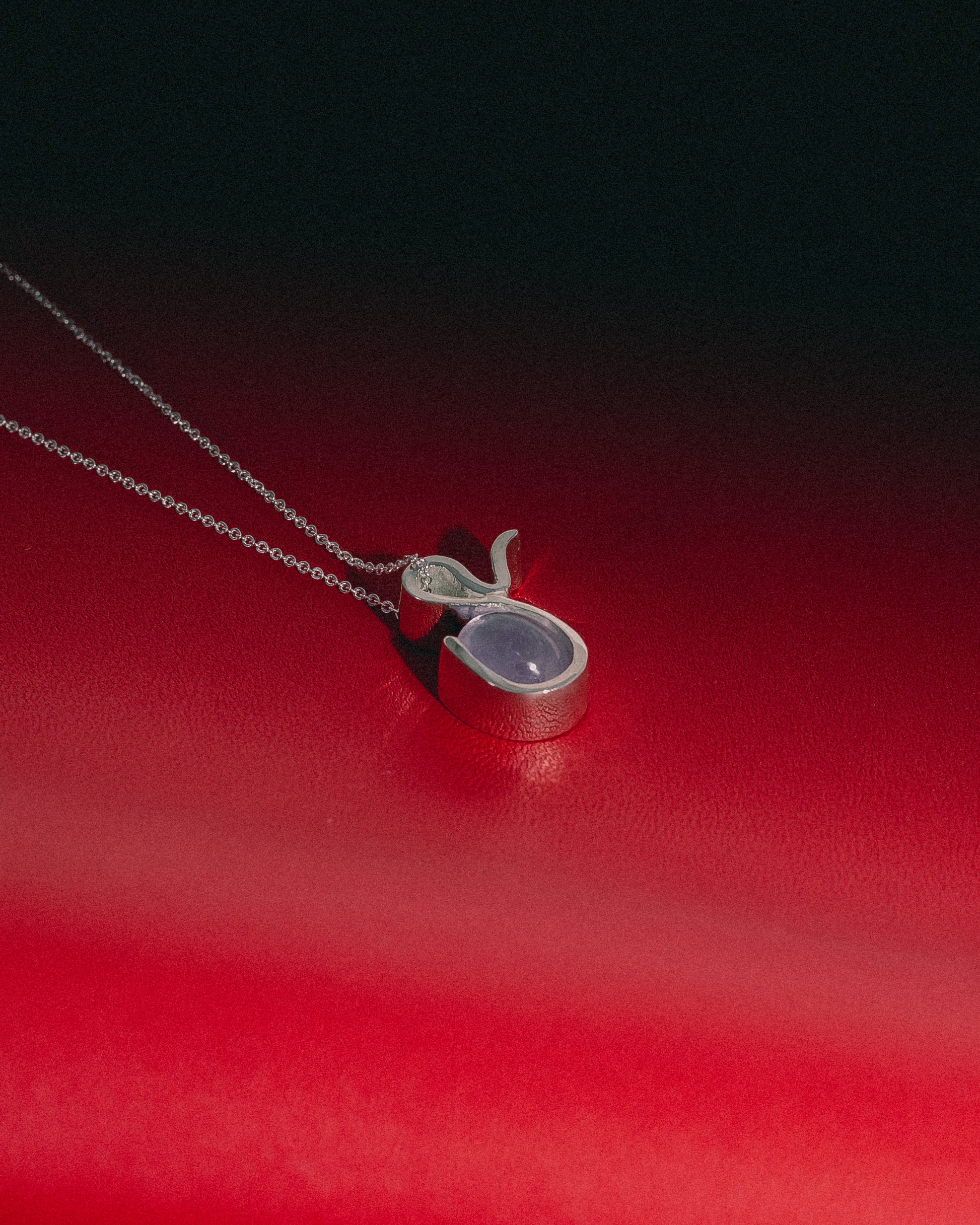 Collar de Plata con piedra Amatista fondo rojo