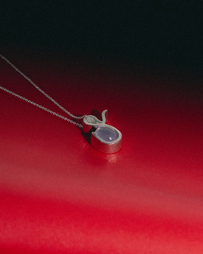 Collar de Plata con piedra Amatista fondo rojo