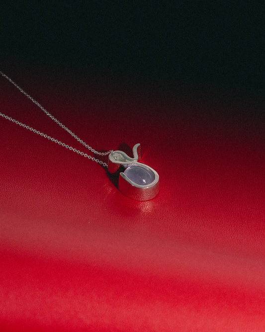 Collar de Plata con piedra Amatista fondo rojo