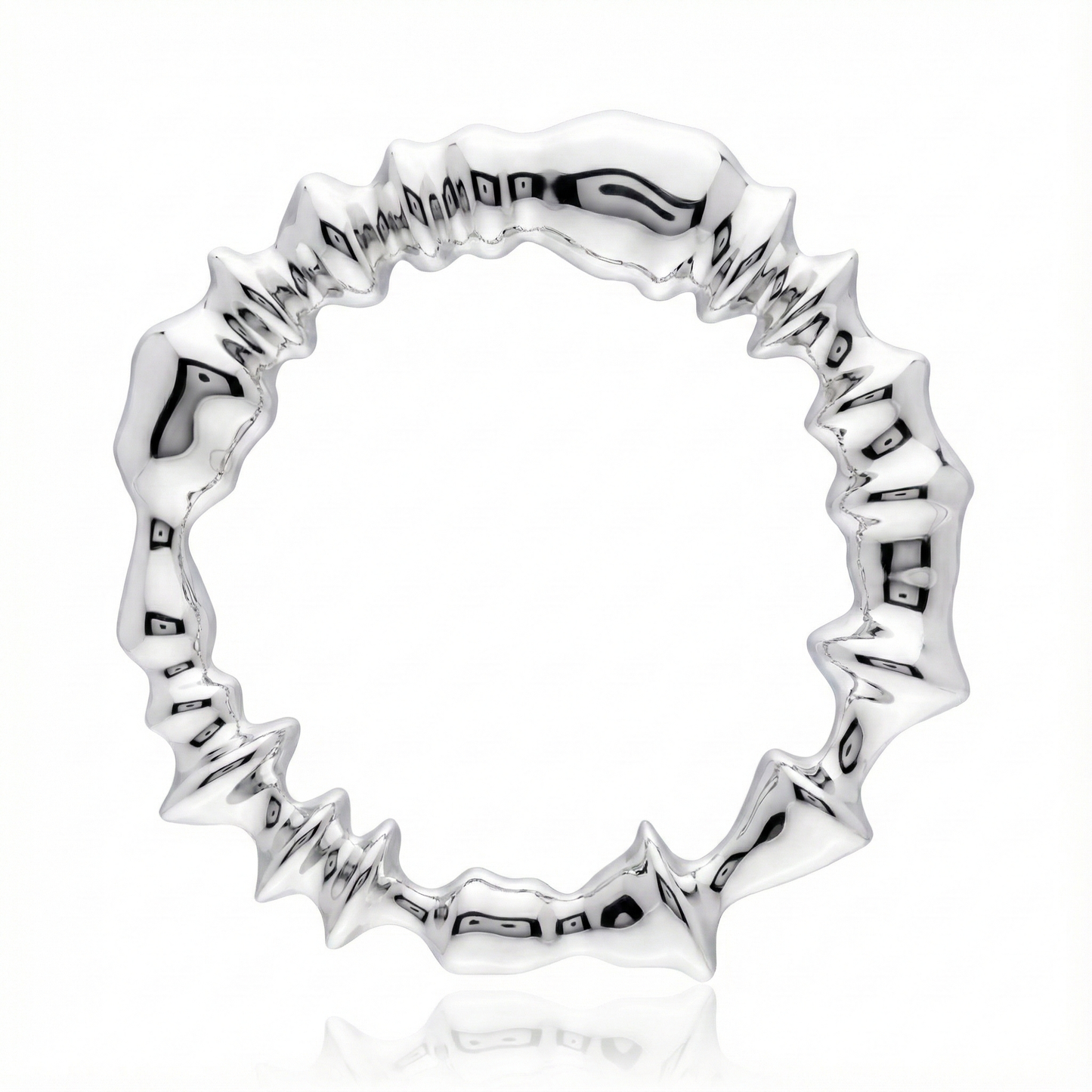 Anillo de plata 925 con ondas irregulares en parado frontal