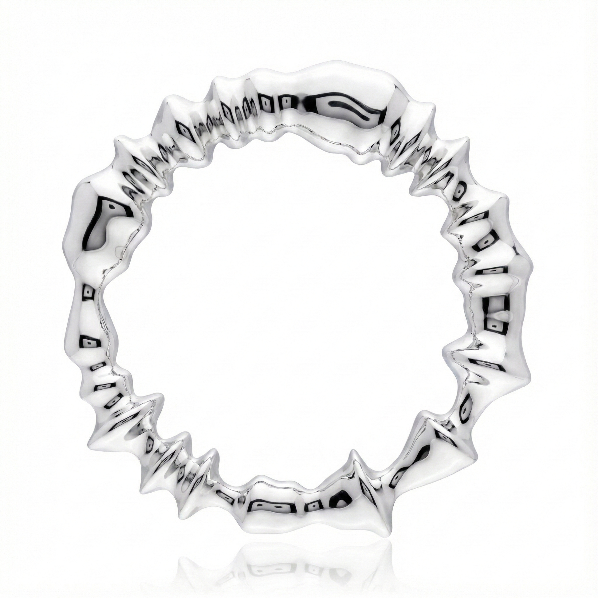 Anillo de plata 925 con ondas irregulares en parado frontal