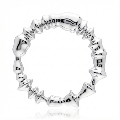 Anillo de plata 925 con ondas irregulares en parado frontal