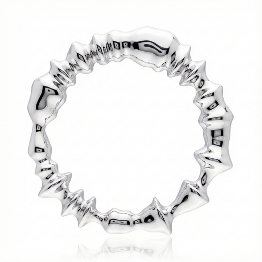 Anillo de plata 925 con ondas irregulares en parado frontal