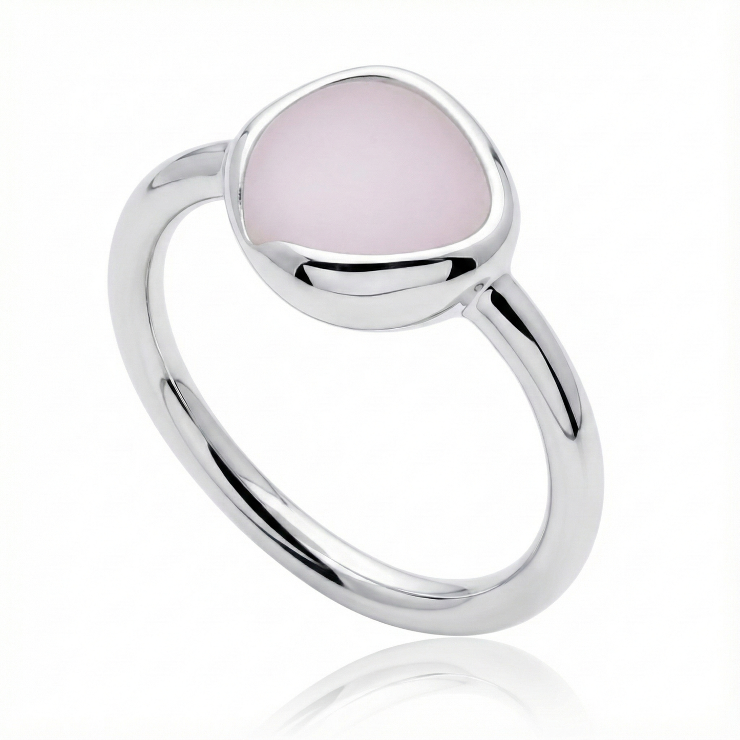 Anillo de PLata 925 con resina color rosa pastel en la parte superior con forma organica en angulo