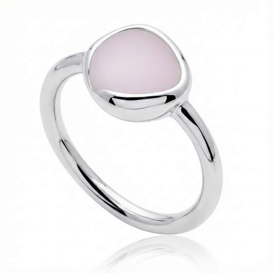 Anillo de PLata 925 con resina color rosa pastel en la parte superior con forma organica en angulo