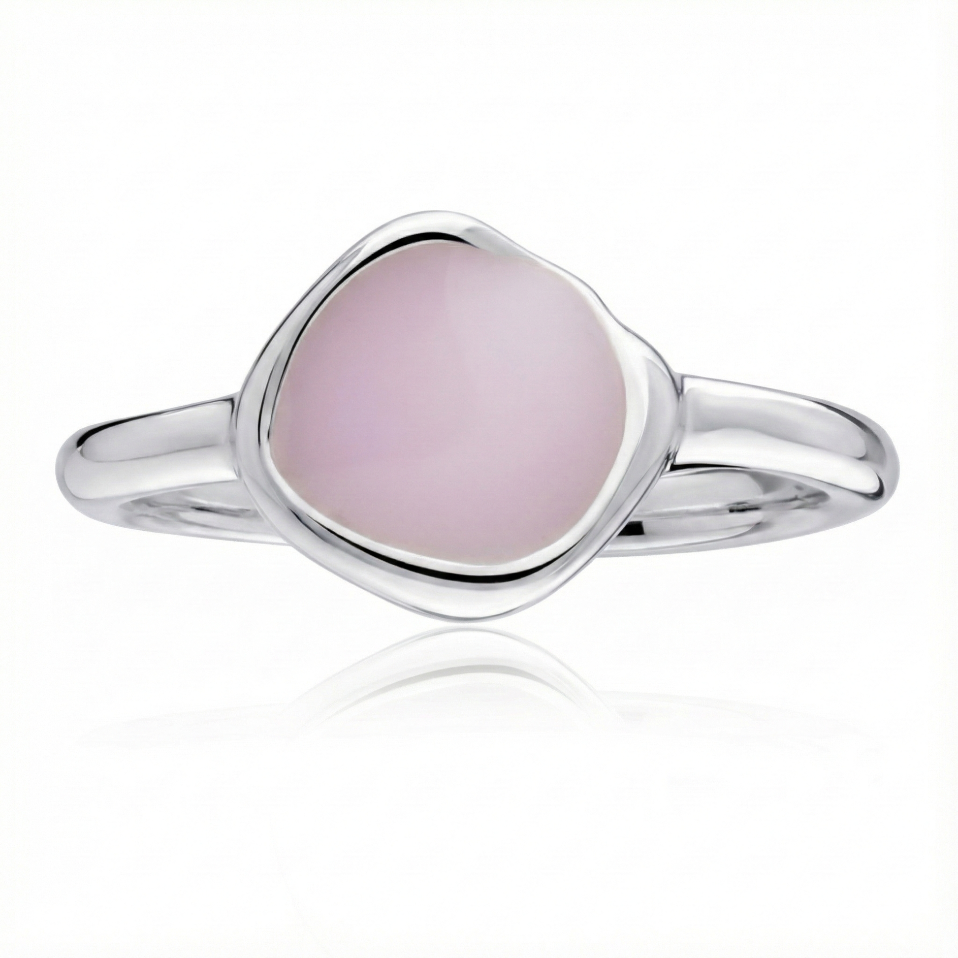 Anillo de PLata 925 con resina color rosa pastel en la parte superior con forma organica acostado