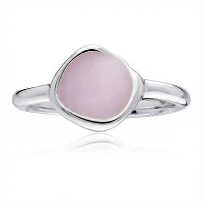 Anillo de PLata 925 con resina color rosa pastel en la parte superior con forma organica acostado