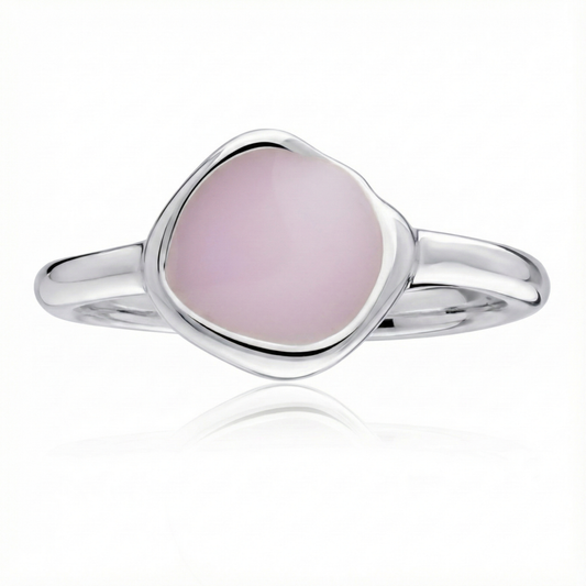 Anillo de PLata 925 con resina color rosa pastel en la parte superior con forma organica acostado