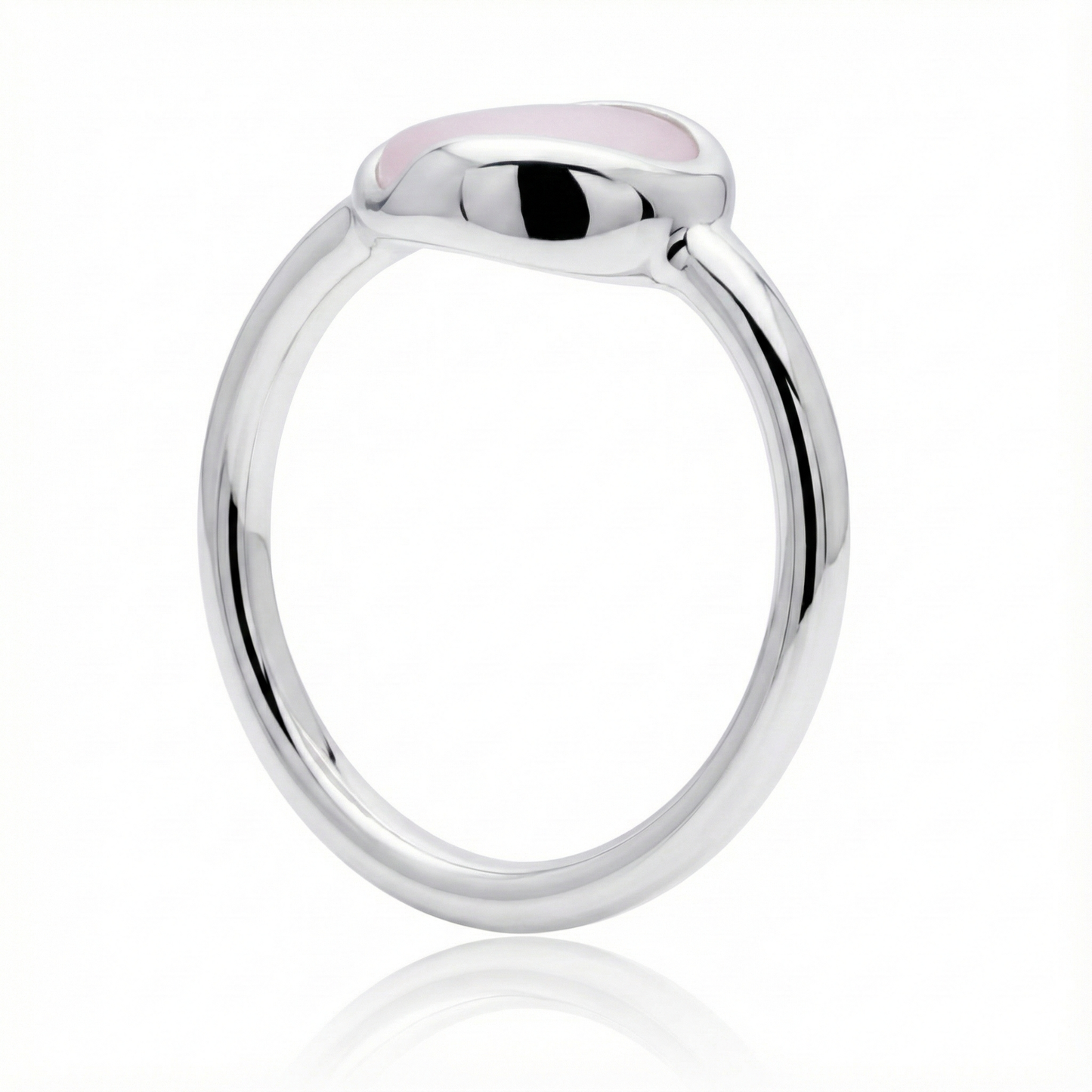 Anillo de PLata 925 con resina color rosa pastel en la parte superior con forma organica en angulo parado en angulo