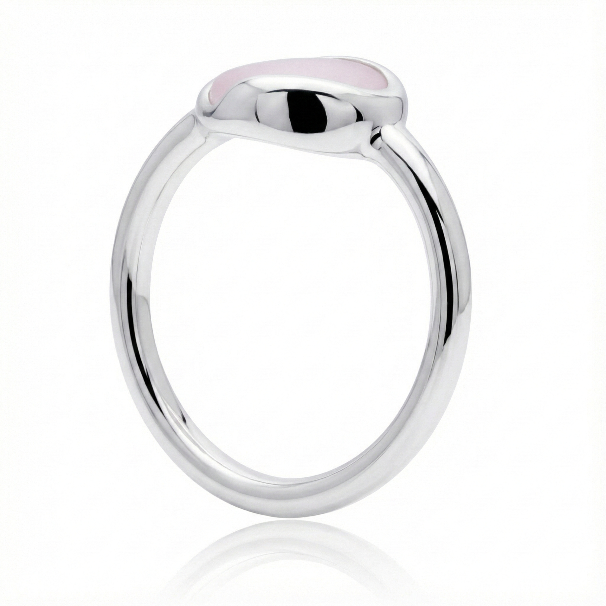Anillo de PLata 925 con resina color rosa pastel en la parte superior con forma organica en angulo parado en angulo