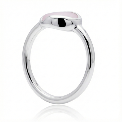 Anillo de PLata 925 con resina color rosa pastel en la parte superior con forma organica en angulo parado en angulo