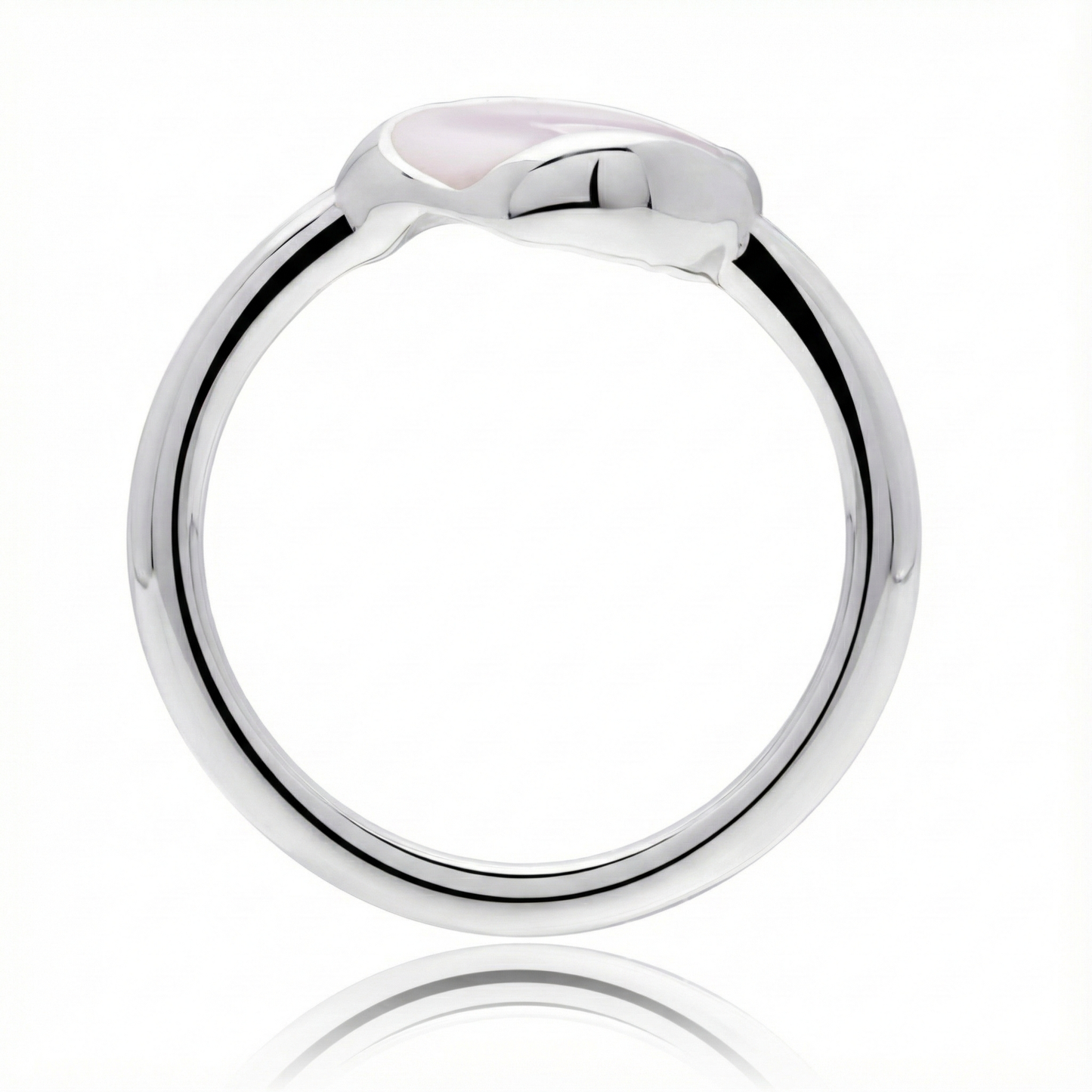 Anillo de PLata 925 con resina color rosa pastel en la parte superior con forma organica parado