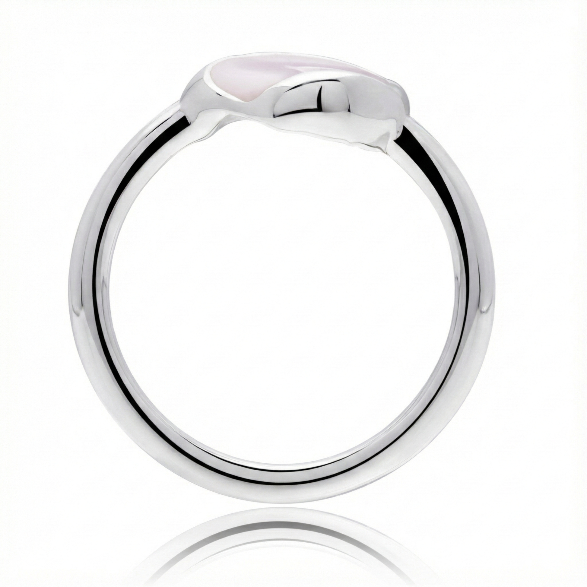 Anillo de PLata 925 con resina color rosa pastel en la parte superior con forma organica parado